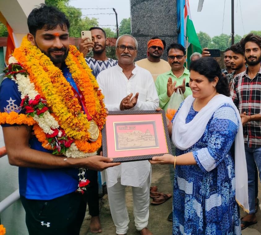 जमालपुर ब्लाक मुख्यालय पर शेखर पाण्डेय का स्वागत करती वीडियो रक्षिता सिंह व अन्य जमालपुर ब्लाक मुख्यालय पर शेखर पाण्डेय का स्वागत करती वीडियो रक्षिता सिंह व अन्य