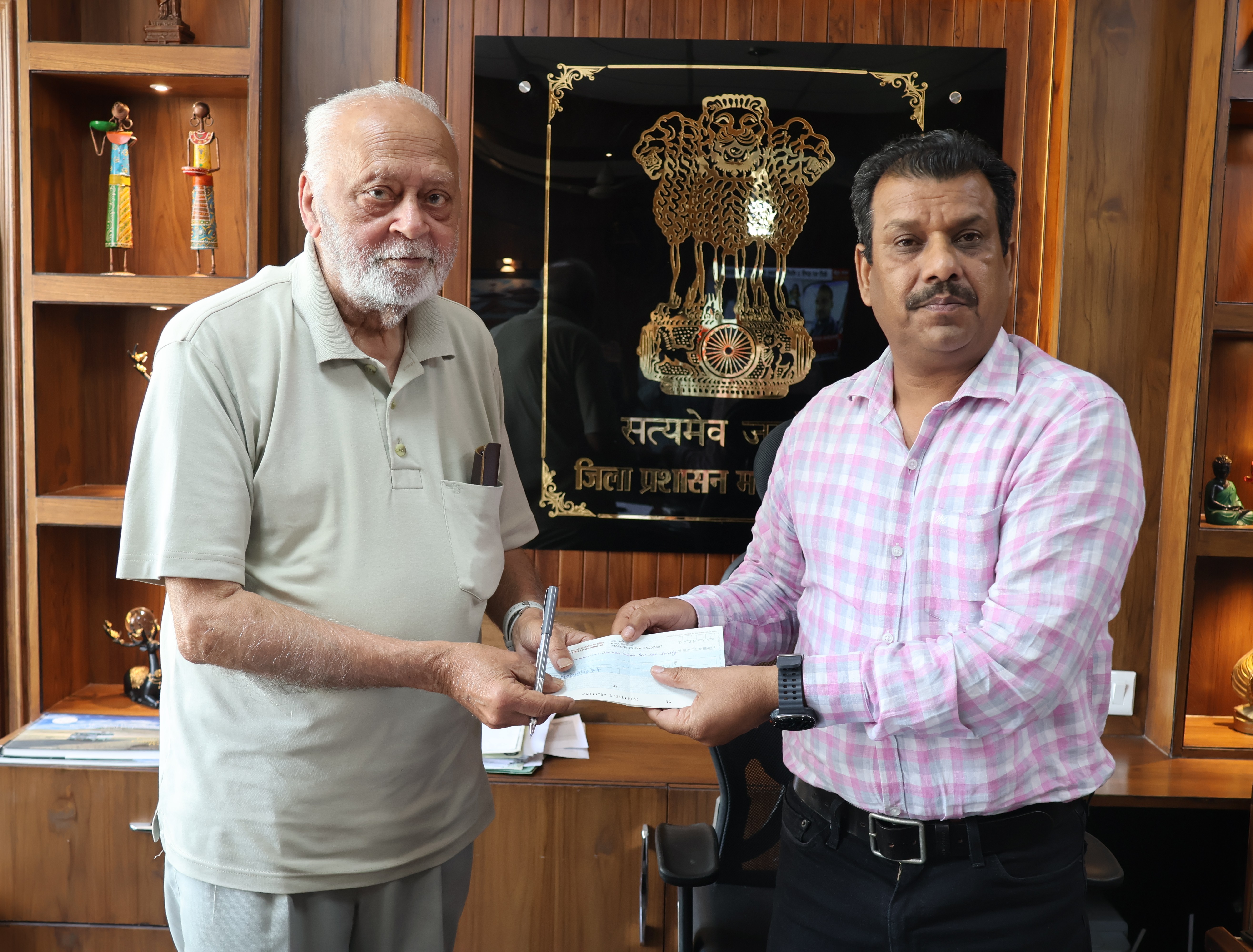 बेंगलुरू से आई सहायता राशि एडीएम को सौंपते हुए सुभाषपॉल। बेंगलुरू से आई सहायता राशि एडीएम को सौंपते हुए सुभाषपॉल।