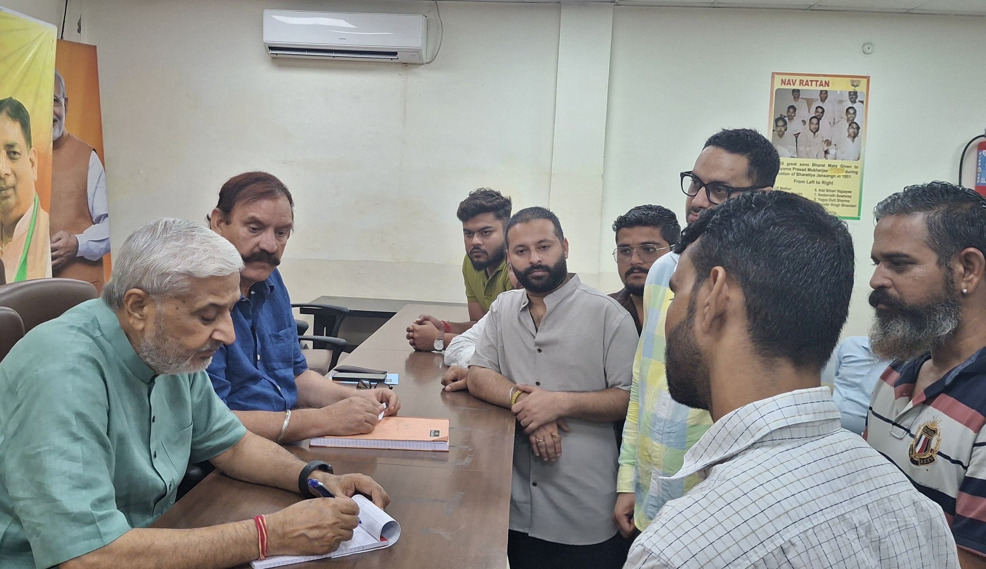 शाम लाल शर्मा ने भाजपा मुख्यालय में जनता दरबार लगाया शाम लाल शर्मा ने भाजपा मुख्यालय में जनता दरबार लगाया