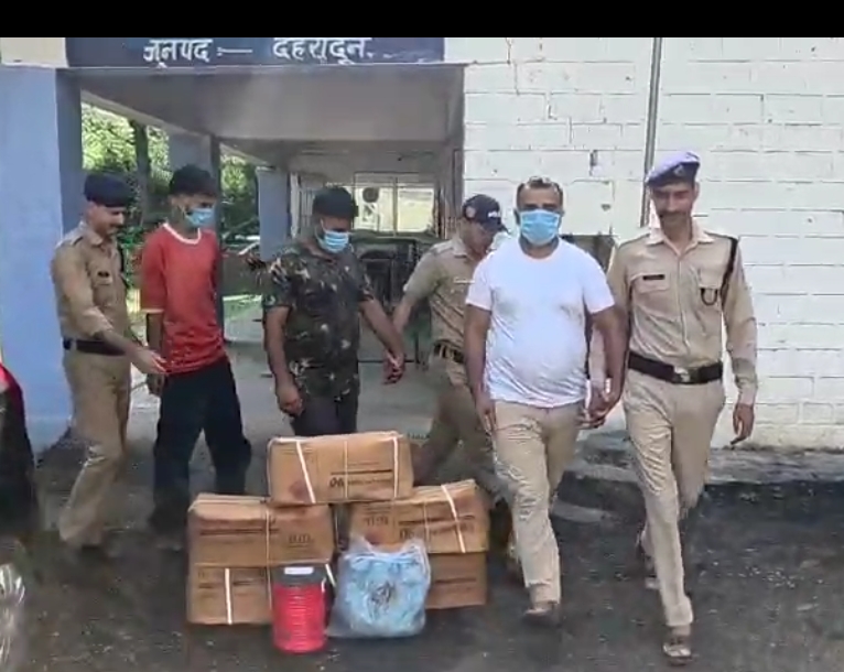 देहरादून  डायनामाइट के साथ गिरफ्तार अभियुक्त।