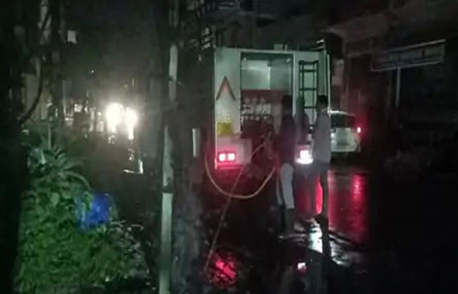 आग को बुझाते हुए दमकल कर्मचारी। आग को बुझाते हुए दमकल कर्मचारी।