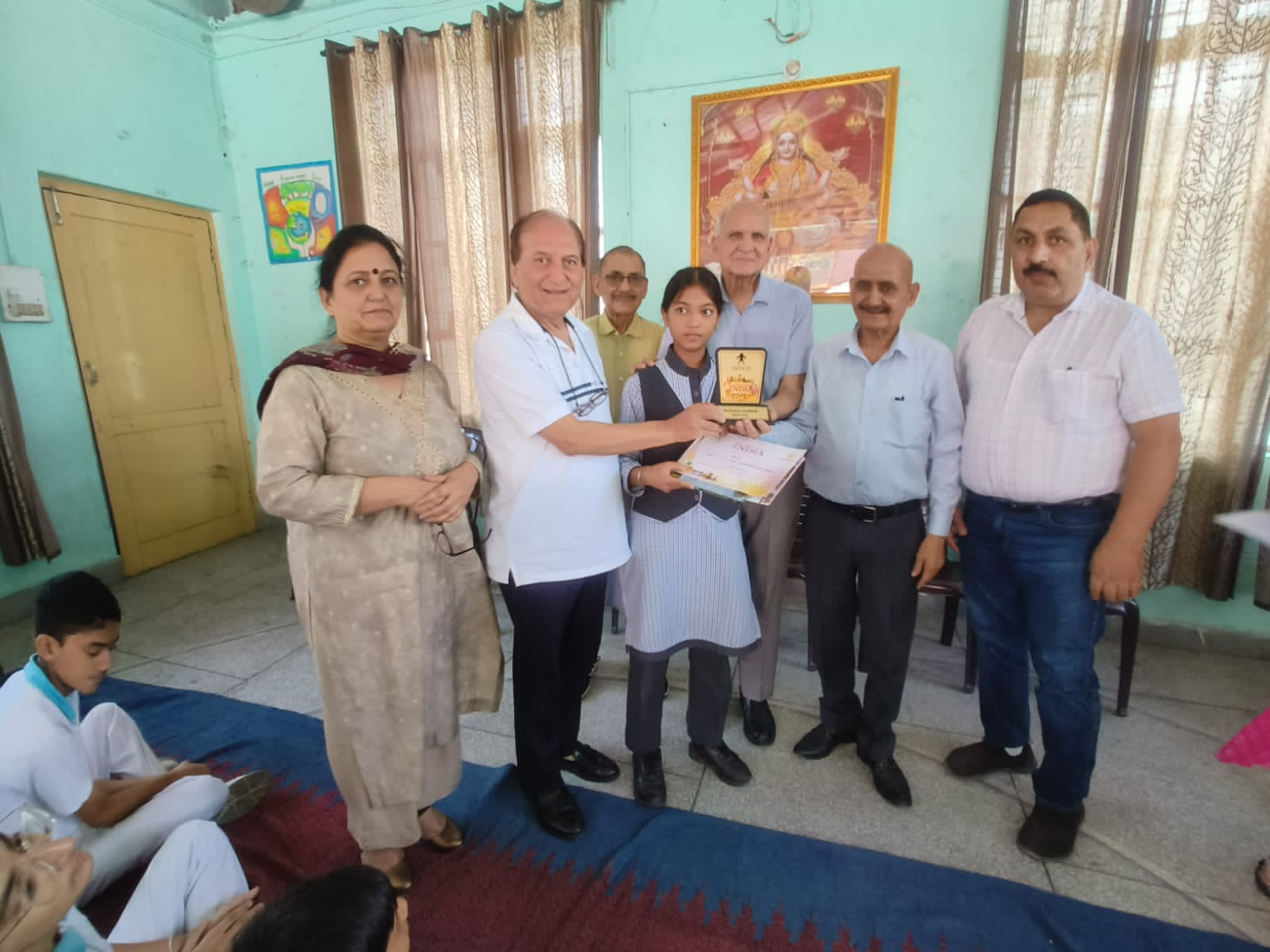 अखिल भारतीय चित्रकला व निबंध प्रतियोगिता के विजेता को पुरस्कृत करते हुए। अखिल भारतीय चित्रकला व निबंध प्रतियोगिता के विजेता को पुरस्कृत करते हुए।