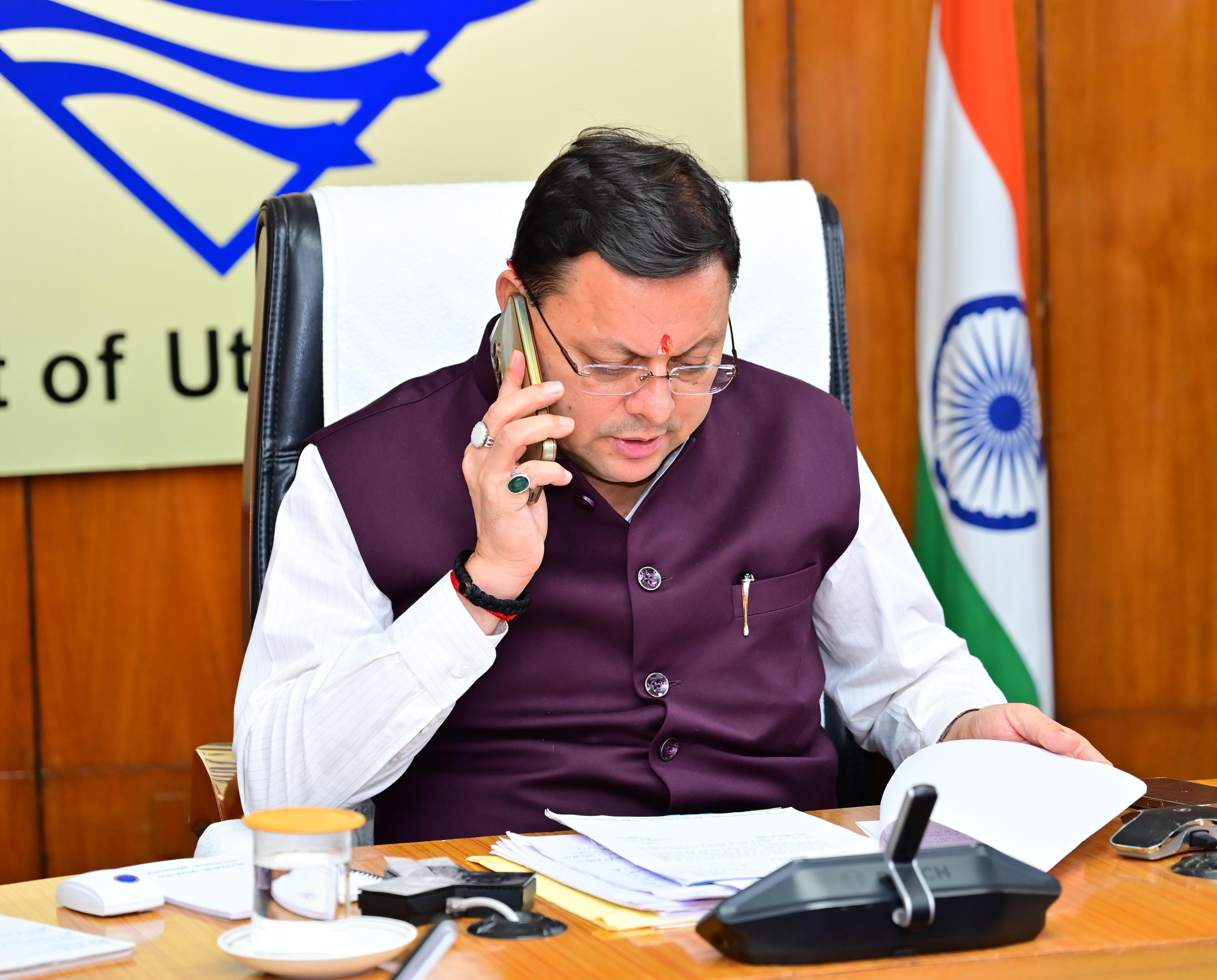 मुख्यमंत्री पुष्कर सिंह धामी फरियादियों से फ़ोन पर बात करते। मुख्यमंत्री पुष्कर सिंह धामी फरियादियों से फ़ोन पर बात करते।