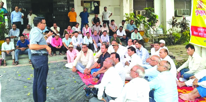 धरना देते कर्मचारी धरना देते कर्मचारी