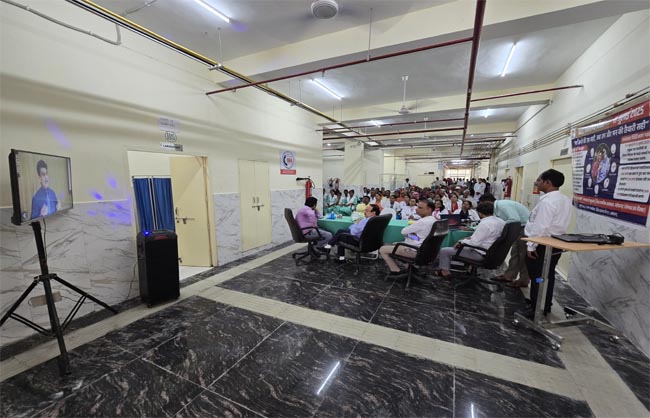 कार्यक्रम में मौजूद सीएमओ डॉ अशोक कुमार व अन्य चिकित्सक।
