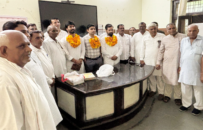 सोनीपत: जिला महामंत्री को सम्मानित करते हुए सरपंच सोनीपत: जिला महामंत्री को सम्मानित करते हुए सरपंच