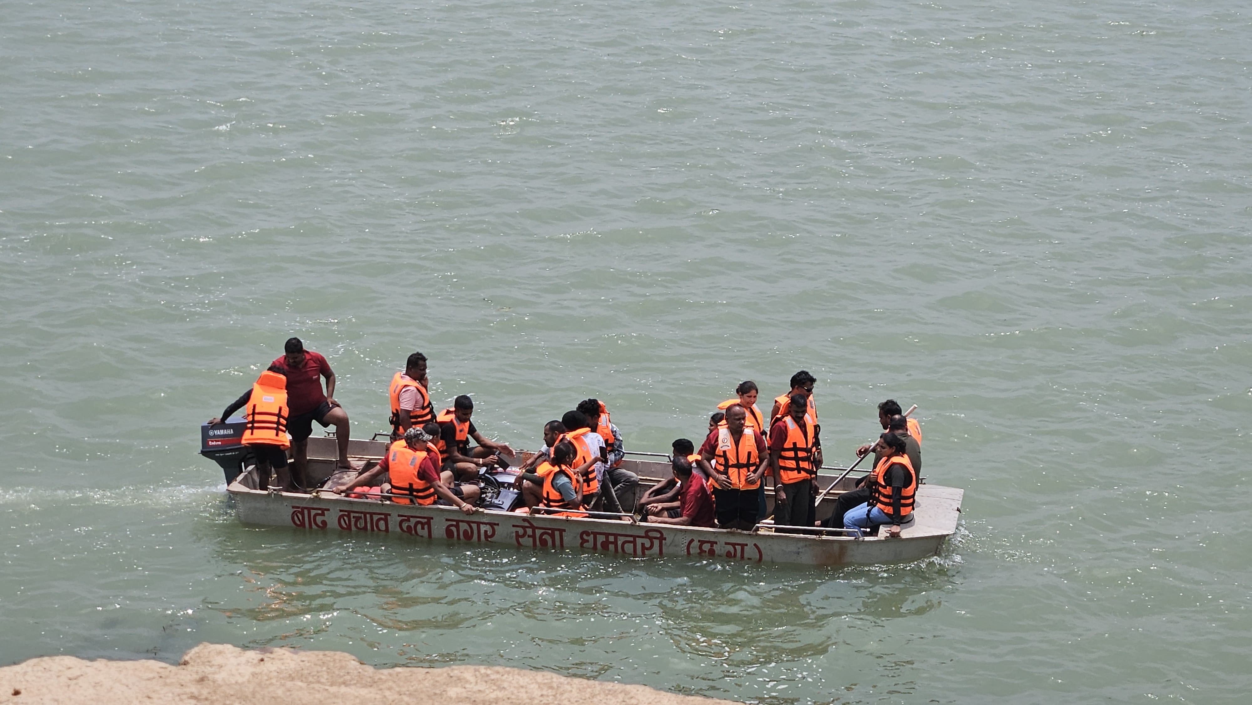 रुद्री बैराज में प्रशिक्षण देते हुए नगर सेना के जवान।