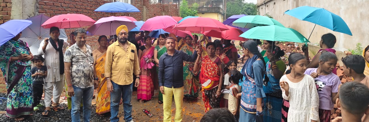 छाता का वितरण करते संस्था के लोग छाता का वितरण करते संस्था के लोग
