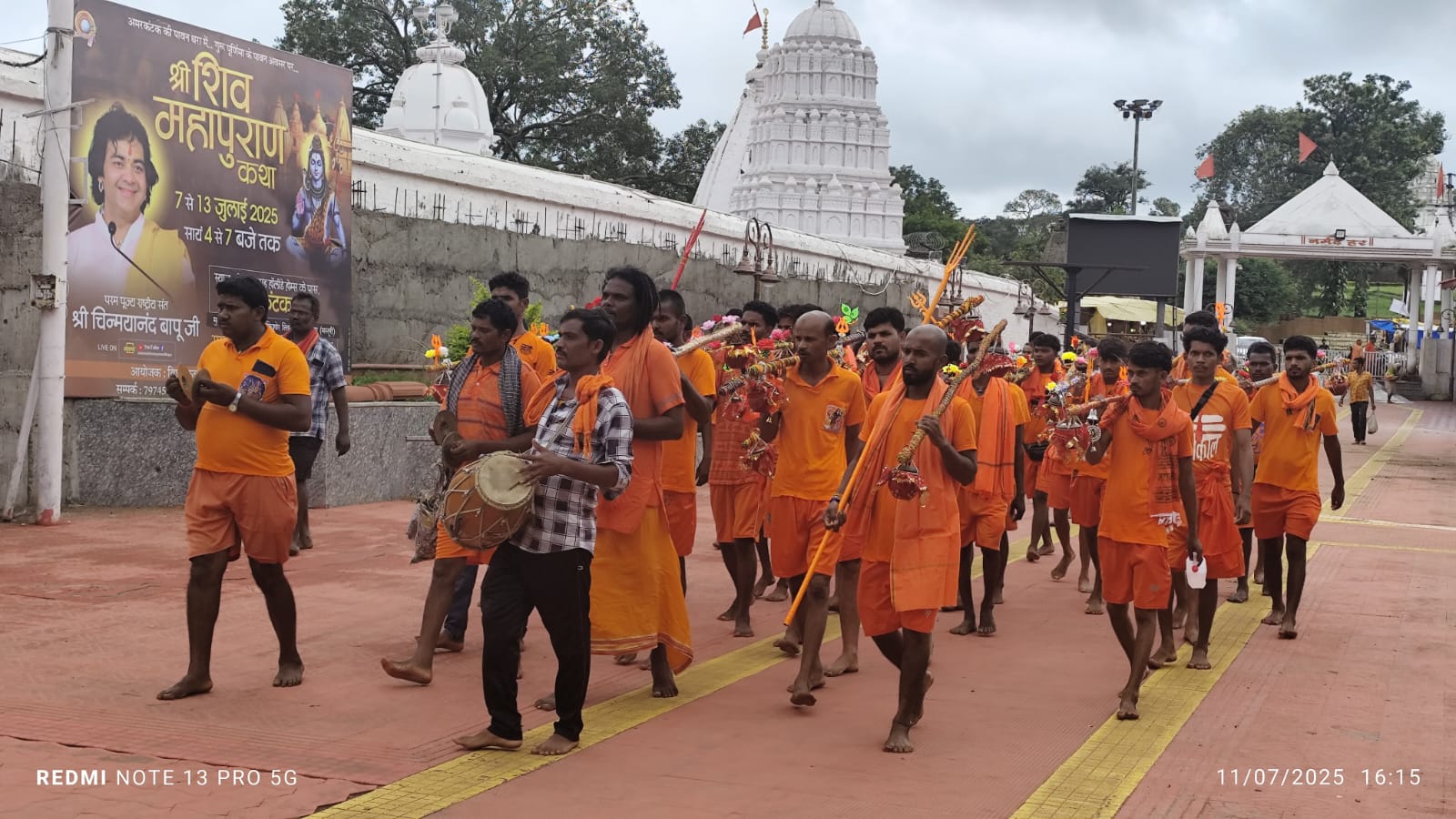 कावडिए नर्मदा जल ले जाते कावडिए नर्मदा जल ले जाते