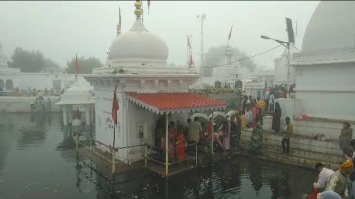 मॉ नर्मदा के दर्शन हेतु कतार मॉ नर्मदा के दर्शन हेतु कतार