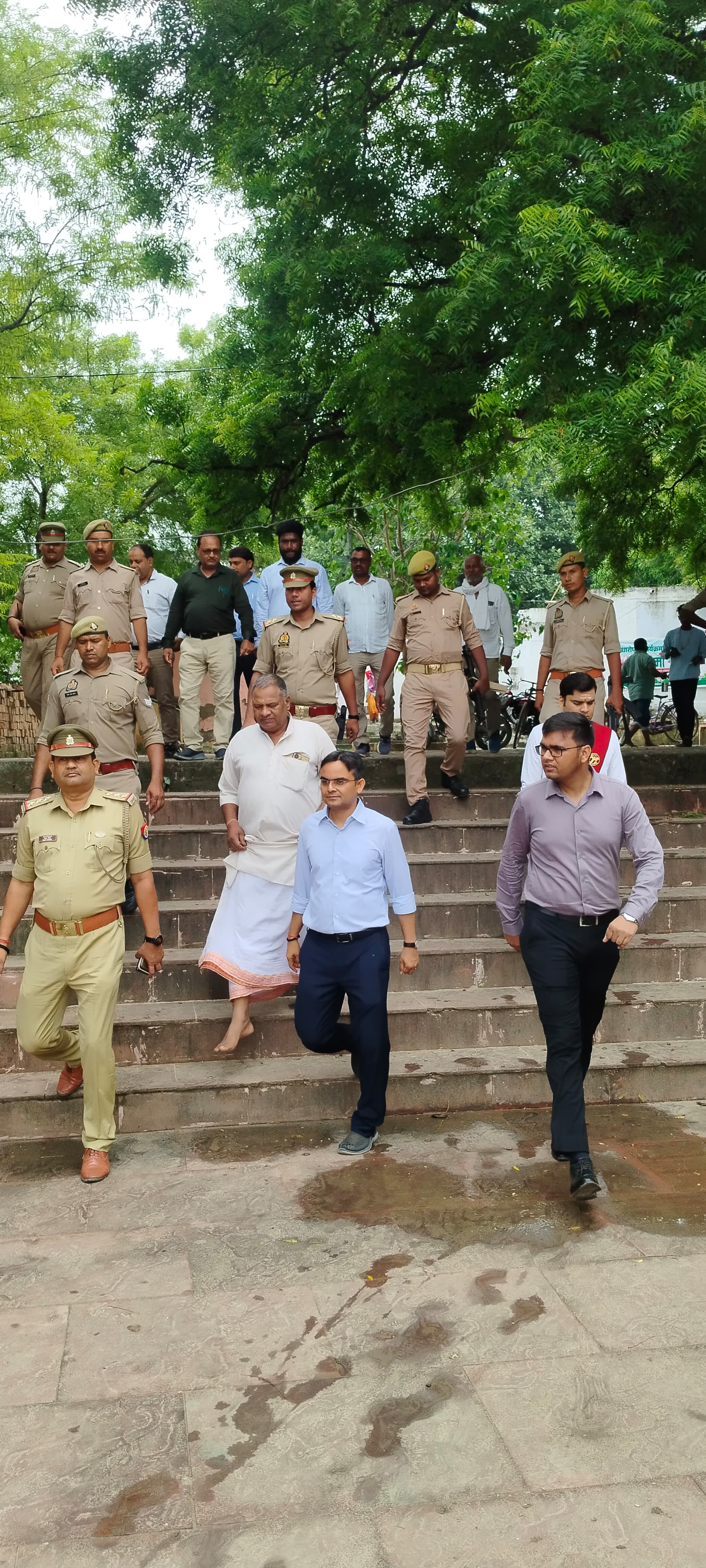 जिलाधिकारी शिवालयों का निरीक्षण करते हुए जिलाधिकारी शिवालयों का निरीक्षण करते हुए