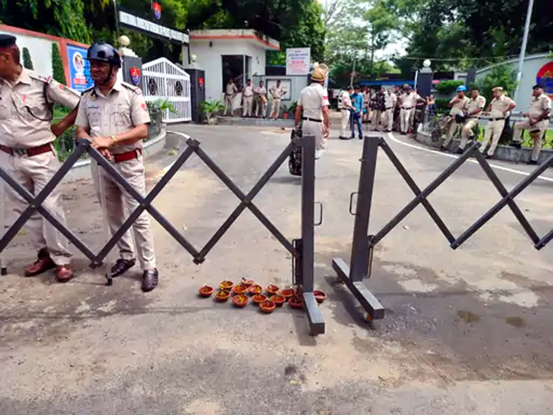आईजी कार्यालय के समक्ष दलित समाज की ओर से दीये जलाकर मांगा इंसाफ।