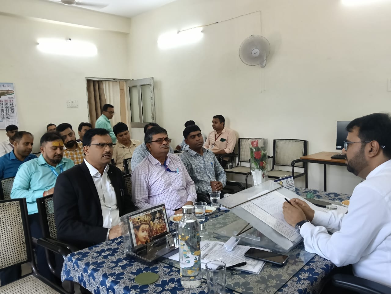 विधिक प्राधिकार के साथ बैठक करते बैककर्मी विधिक प्राधिकार के साथ बैठक करते बैककर्मी