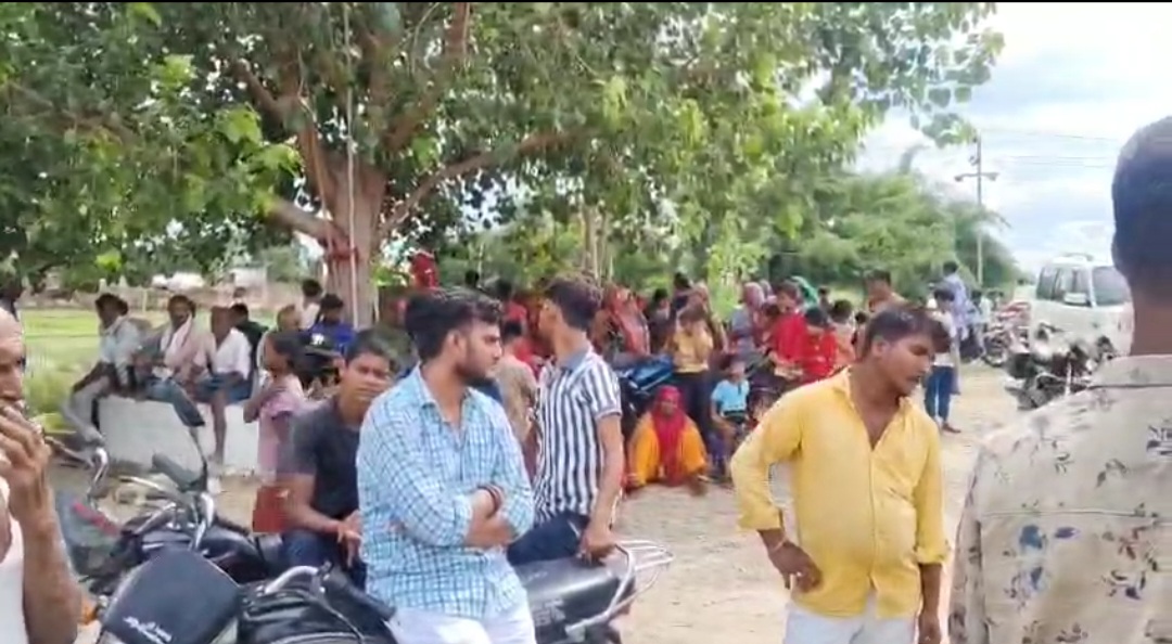 मौके पर पहुंची भीड़ मौके पर पहुंची भीड़