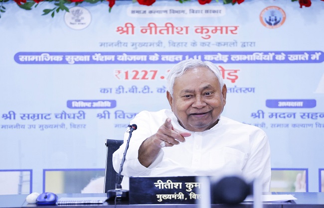 मुख्यमंत्री सामाजिक सुरक्षा पेंशन की राशि को हस्तांतरित करने के दौरान राज्य के लोगों से संवाद करते हुए