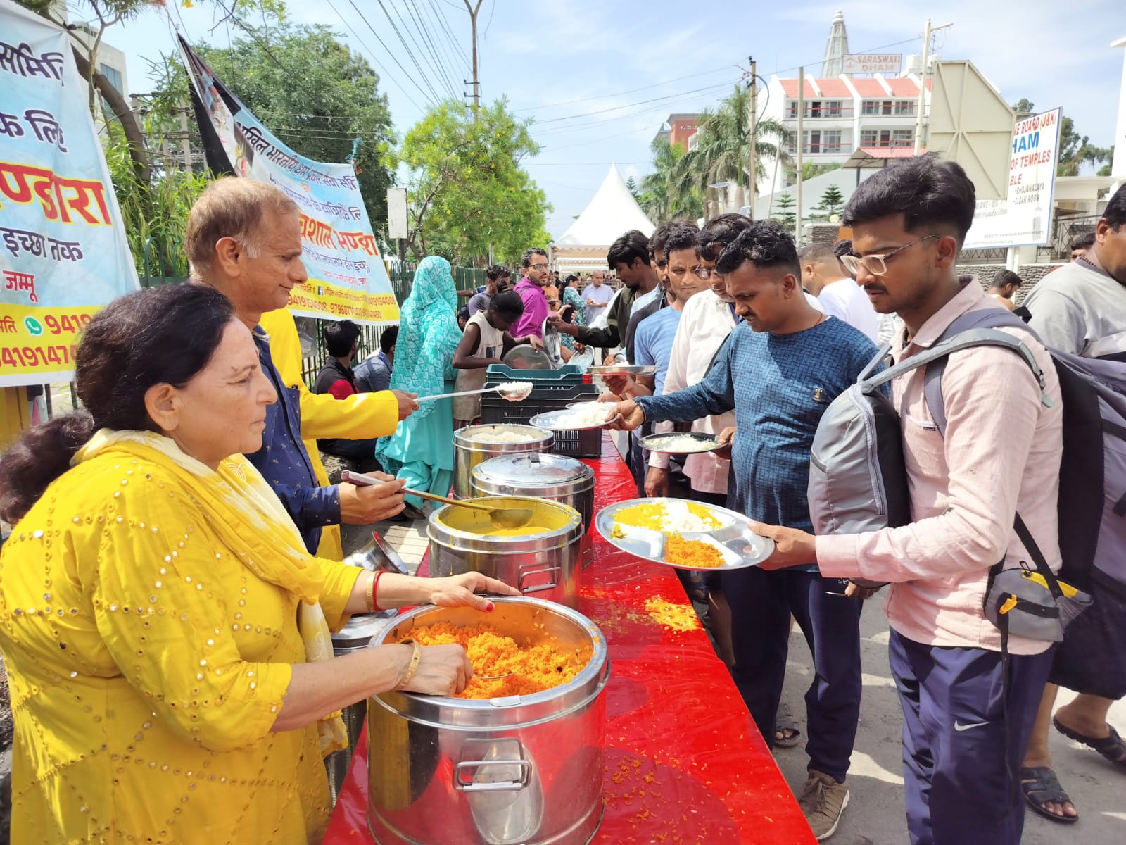 जम्मू रेलवे स्टेशन पर अखिल भारतीय धर्म प्रचार सेवा समिति का भंडारा 10वें दिन भी जारी जम्मू रेलवे स्टेशन पर अखिल भारतीय धर्म प्रचार सेवा समिति का भंडारा 10वें दिन भी जारी