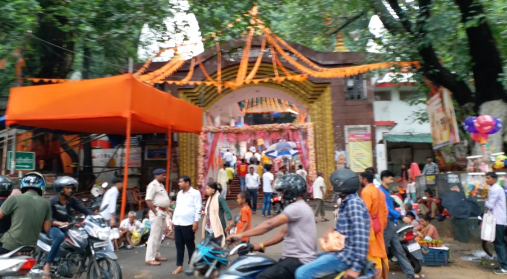 पहाड़ी मंदिर के गेट के सामने की तस्वीर