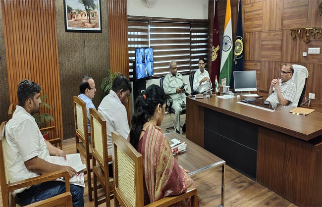 अधिकारियों की बैठक लेते डीसी डॉ विवेक भारती। अधिकारियों की बैठक लेते डीसी डॉ विवेक भारती।