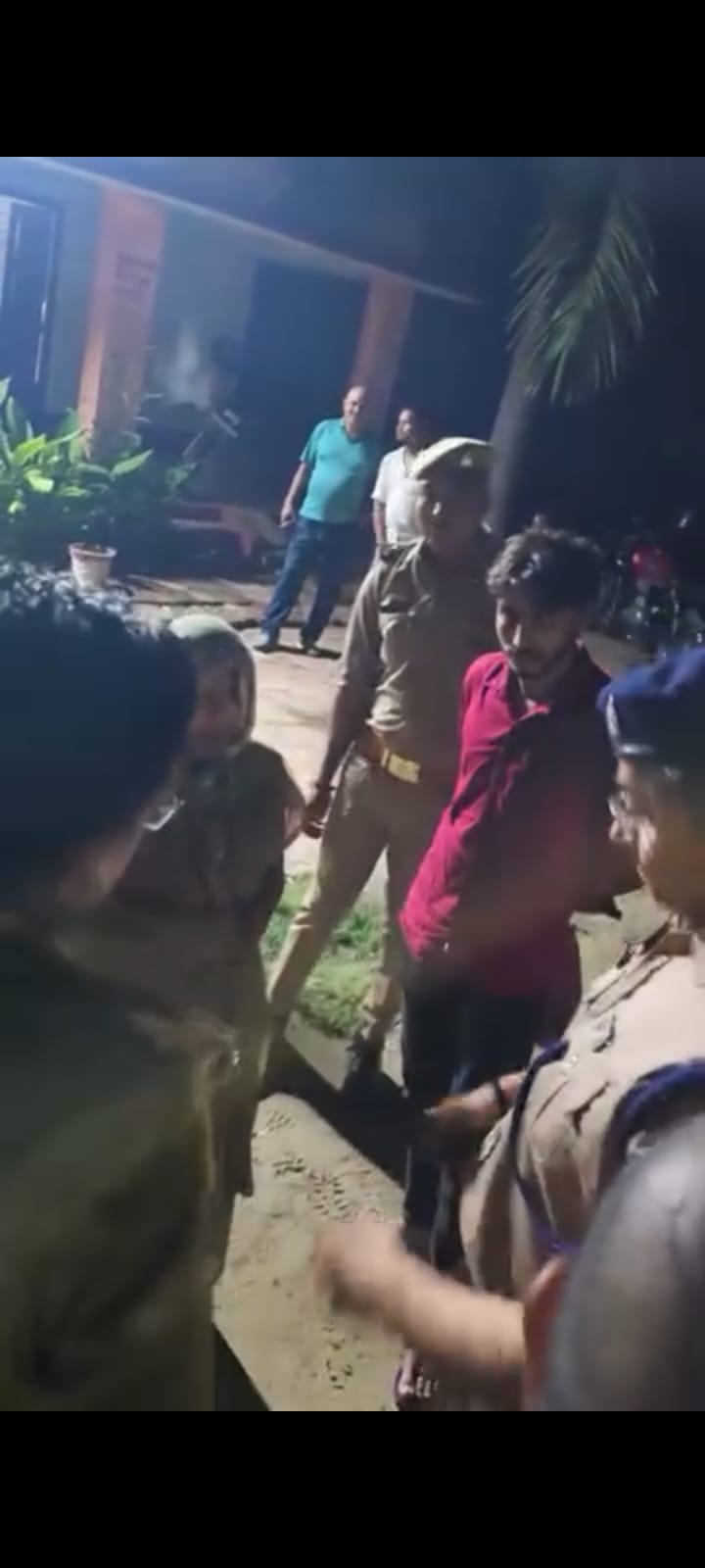 रात में थाने में परिजनों से बातचीत करते हुए अपर पुलिस अधीक्षक ग्रामीण आतिश कुमार सिंह रात में थाने में परिजनों से बातचीत करते हुए अपर पुलिस अधीक्षक ग्रामीण आतिश कुमार सिंह