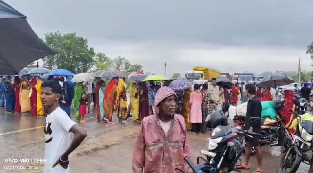 कटघोरा : बिजली की समस्या से बेहाल ग्रामीणों ने कटघोरा-बिलासपुर हाईवे को किया जाम.. पुलिसकी समझाइस के बाद शुरू हुआ आवागमन कटघोरा : बिजली की समस्या से बेहाल ग्रामीणों ने कटघोरा-बिलासपुर हाईवे को किया जाम.. पुलिसकी समझाइस के बाद शुरू हुआ आवागमन