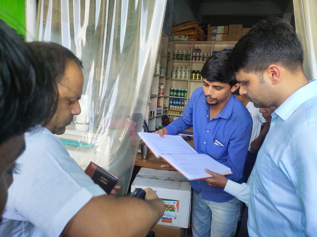 निरीक्षण करते सीडीओ अभिषेक कुमार निरीक्षण करते सीडीओ अभिषेक कुमार
