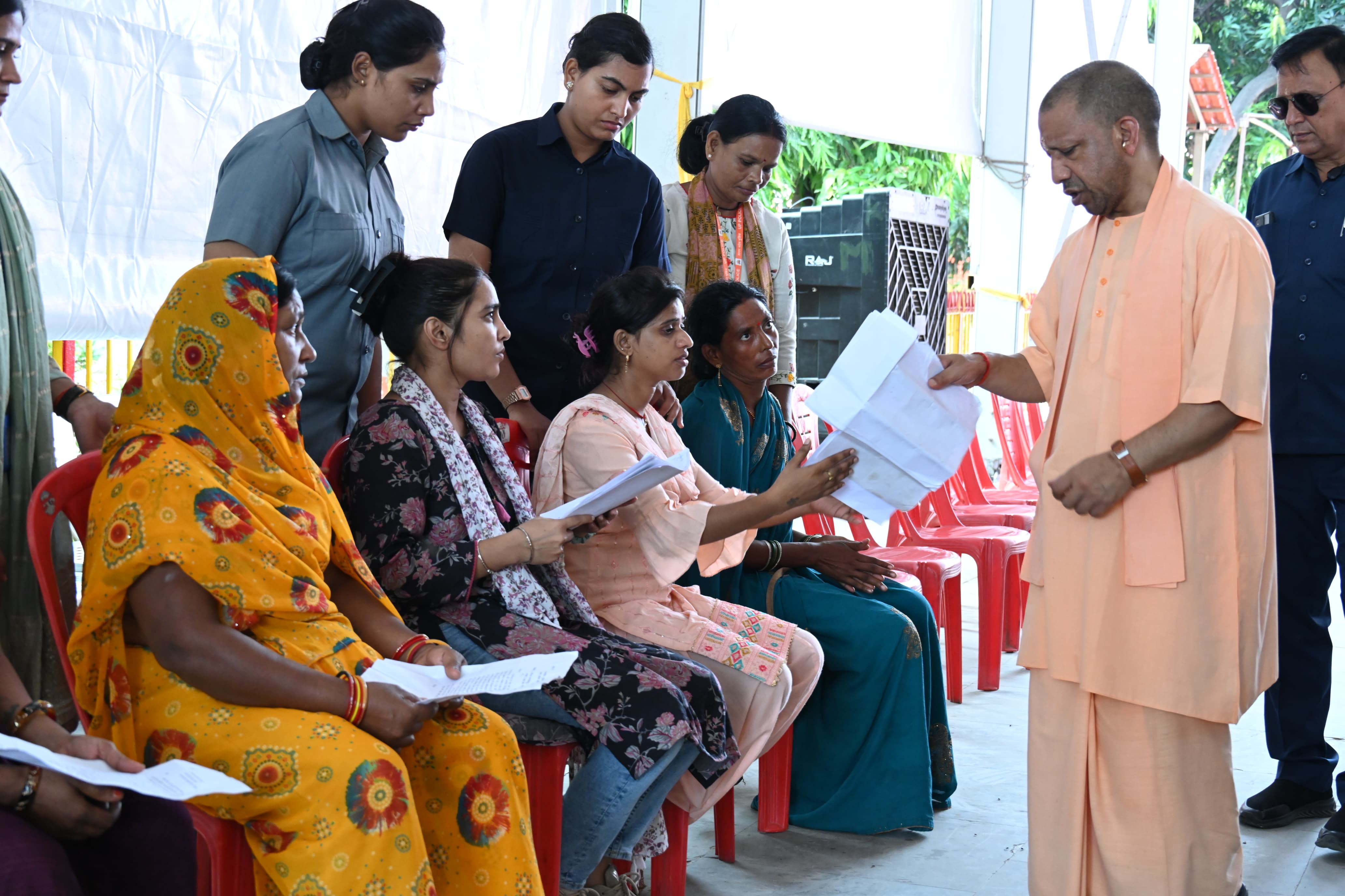 सीएम योगी ने जनता दर्शन में सुनीं 200 लोगों की समस्याएं* सीएम योगी ने जनता दर्शन में सुनीं 200 लोगों की समस्याएं*