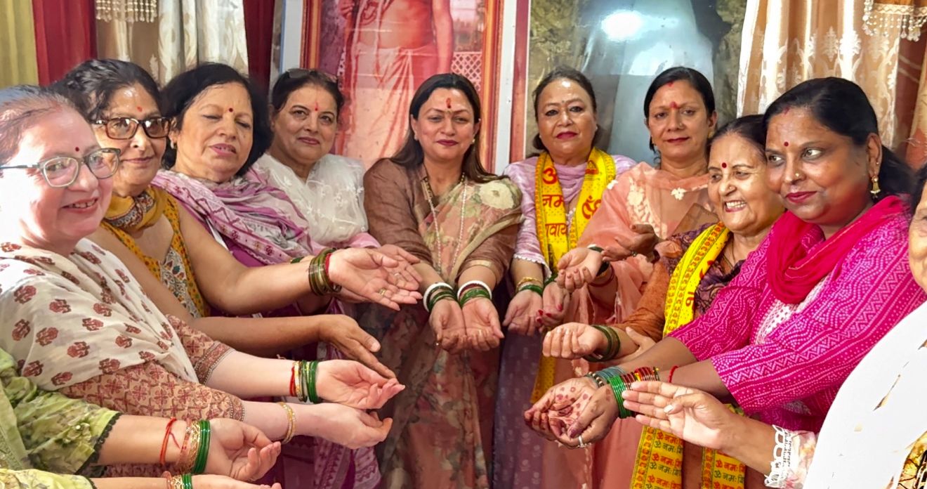 श्रावण मास की पावन शुरुआत पर भगवान शिव-पार्वती की पूजा कर महिलाओं को बांगीं हरी चूड़ियां श्रावण मास की पावन शुरुआत पर भगवान शिव-पार्वती की पूजा कर महिलाओं को बांगीं हरी चूड़ियां