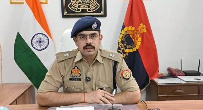 बमबाजी मामले में इनाम घोषित करने के संबंध जानकारी देते हुए एडीसीपी का छाया चित्र बमबाजी मामले में इनाम घोषित करने के संबंध जानकारी देते हुए एडीसीपी का छाया चित्र