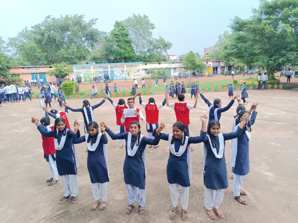 मानव श्रंखला बनाकर जागरूकता संदेश देते हुए रेडक्रास के सदस्य। मानव श्रंखला बनाकर जागरूकता संदेश देते हुए रेडक्रास के सदस्य।