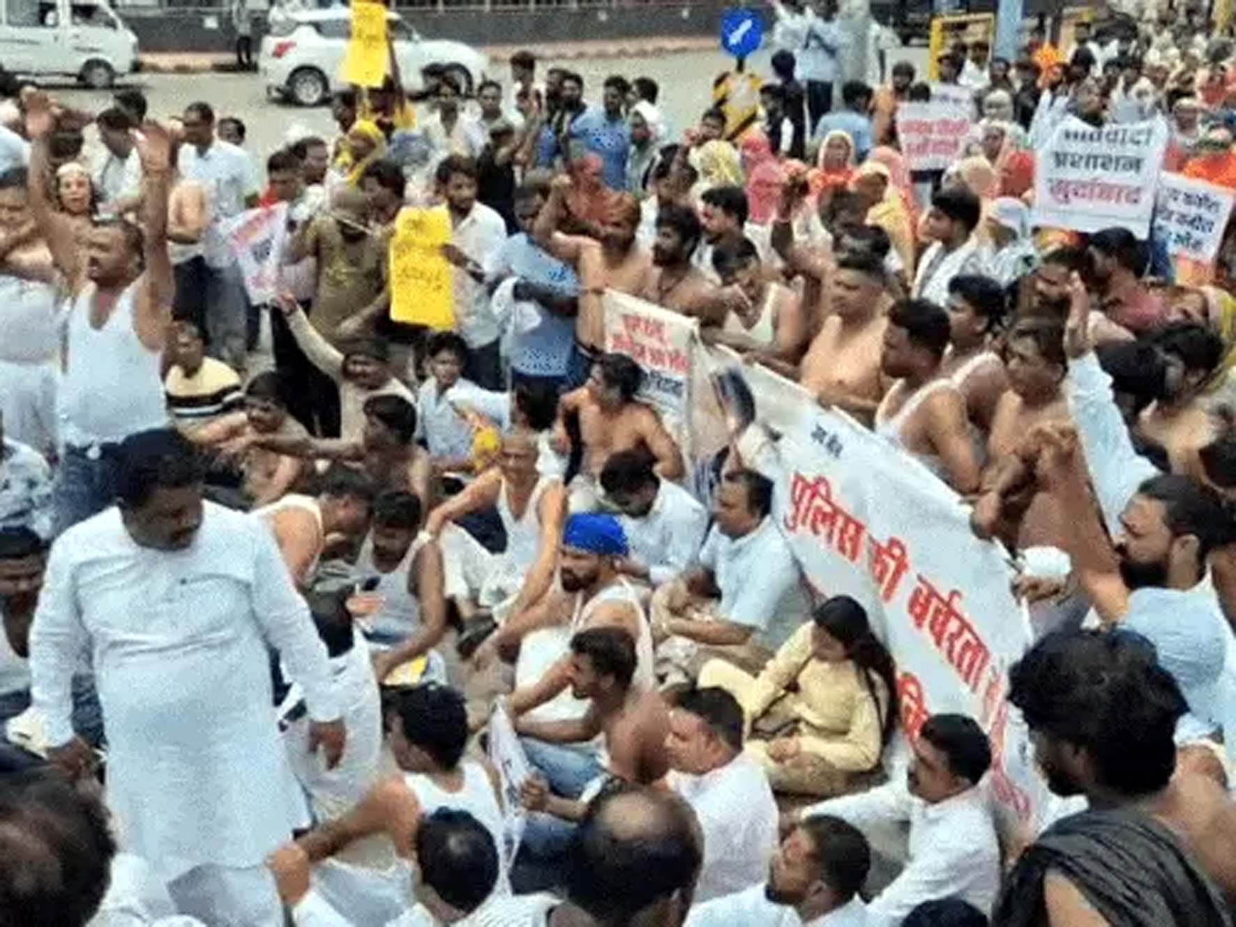 नारेबाजी करते दलित समाज के लोग।