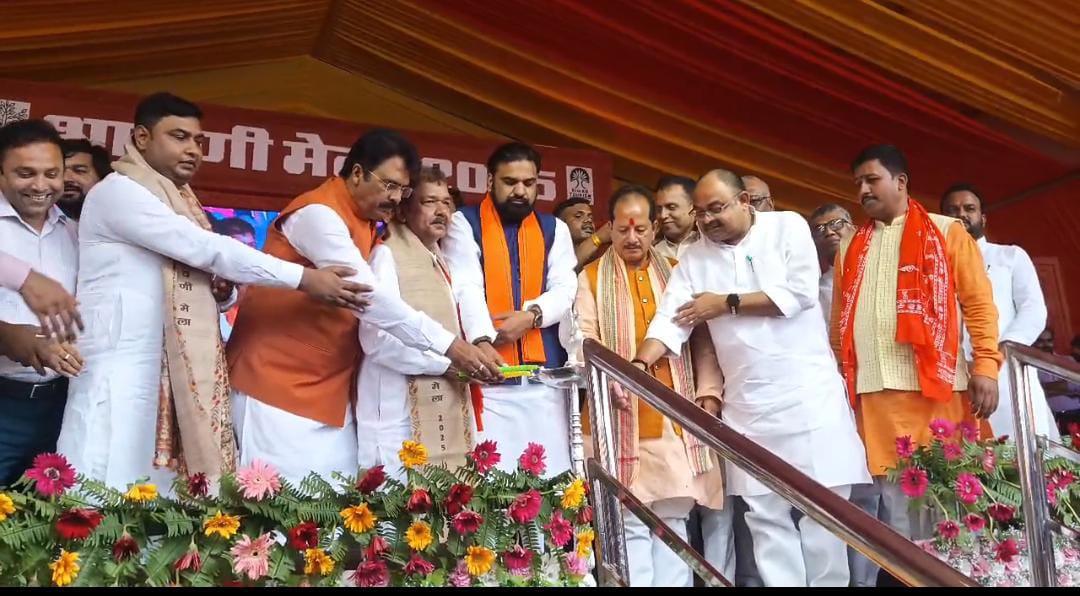 उद्घाटन करते अतिथि उद्घाटन करते अतिथि