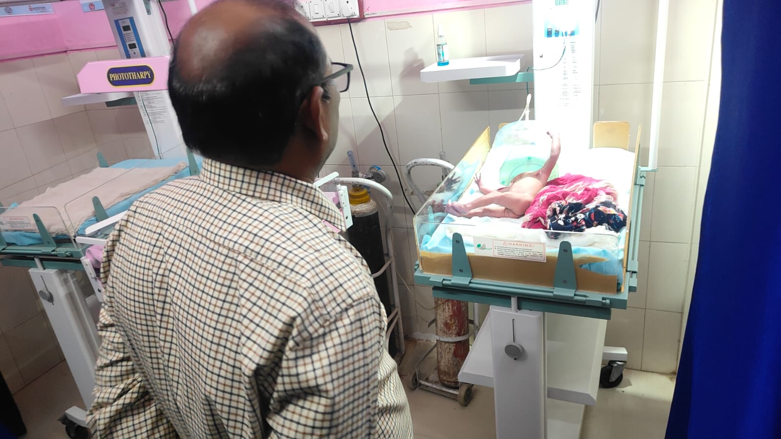 निरीक्षण करते सीएमओ डॉ उदय नाथ निरीक्षण करते सीएमओ डॉ उदय नाथ
