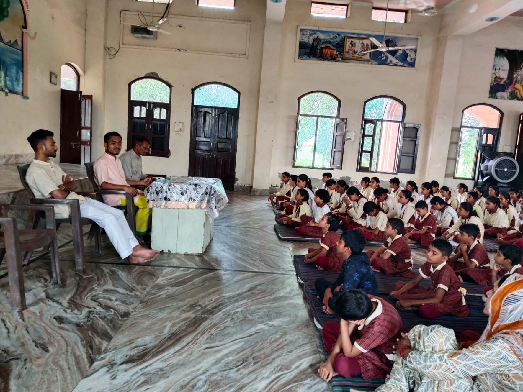 छात्राओं को संबोधित करते संस्कृत भारती हिसार विभाग के संगठन मंत्री नवीन कौशल और विस्तारक दीपक सरकार आदि। छात्राओं को संबोधित करते संस्कृत भारती हिसार विभाग के संगठन मंत्री नवीन कौशल और विस्तारक दीपक सरकार आदि।