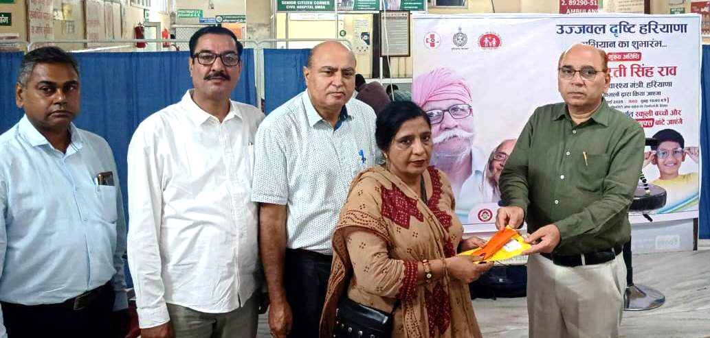 जरूरतमंदों को चश्में वितरित करती स्वास्थ्य विभाग के अधिकारी जरूरतमंदों को चश्में वितरित करती स्वास्थ्य विभाग के अधिकारी