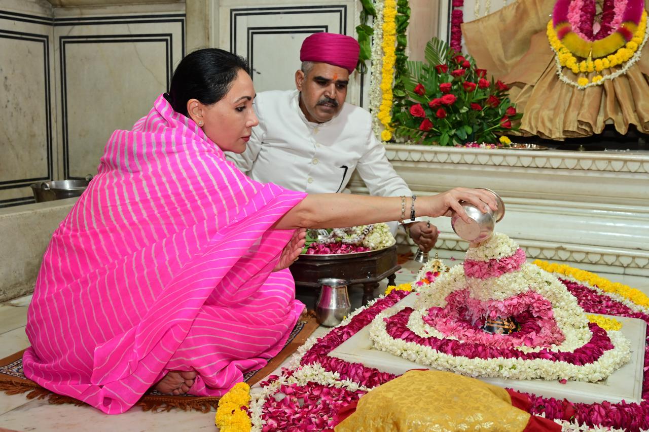 उपमुख्यमंत्री दीया कुमारी ने सावन के पहले दिन शिव का अभिषेक करती हुई उपमुख्यमंत्री दीया कुमारी ने सावन के पहले दिन शिव का अभिषेक करती हुई