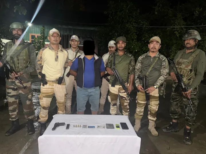 मणिपुर में गिरफ्तार उग्रवादी की तस्वीर। मणिपुर में गिरफ्तार उग्रवादी की तस्वीर।