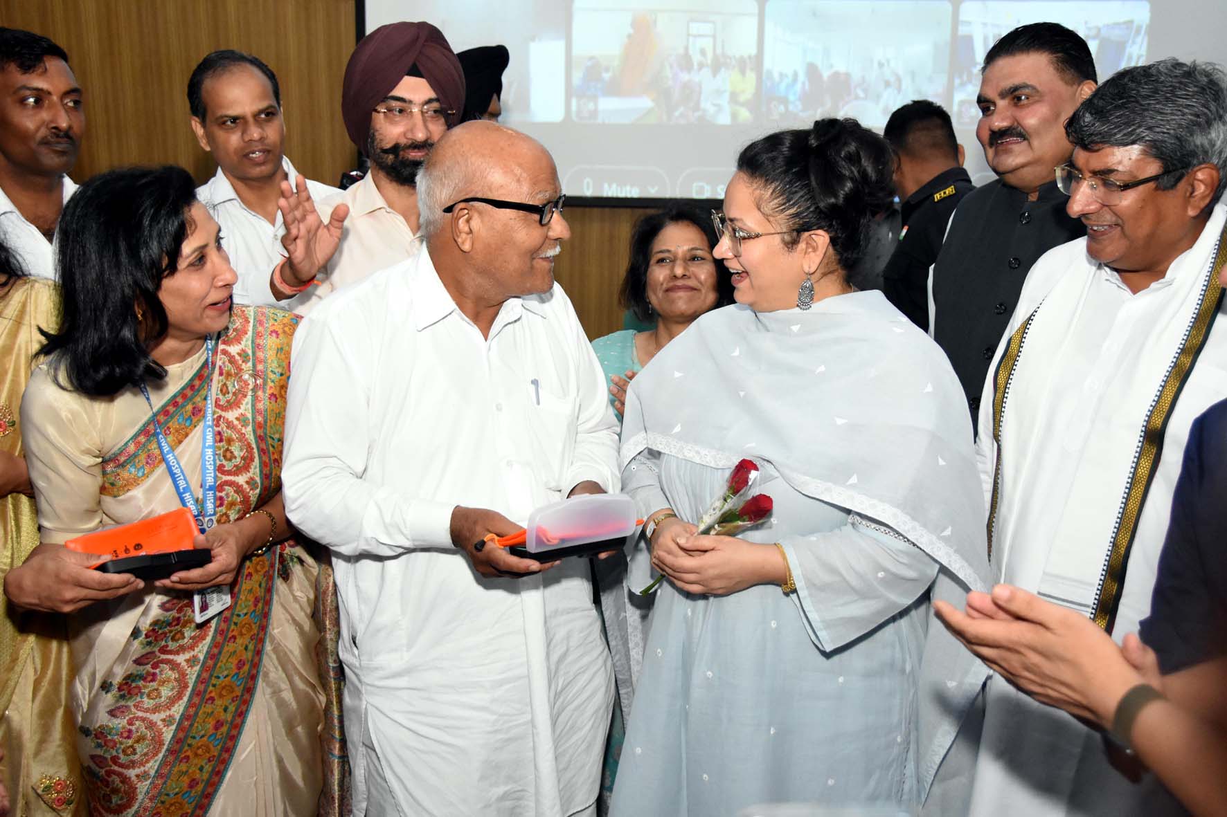 45 वर्ष से अधिक आयु के नागरिकों को नि:शुल्क किट वितरित करते कैबिनेट मंत्री आरती सिंह राव। 45 वर्ष से अधिक आयु के नागरिकों को नि:शुल्क किट वितरित करते कैबिनेट मंत्री आरती सिंह राव।