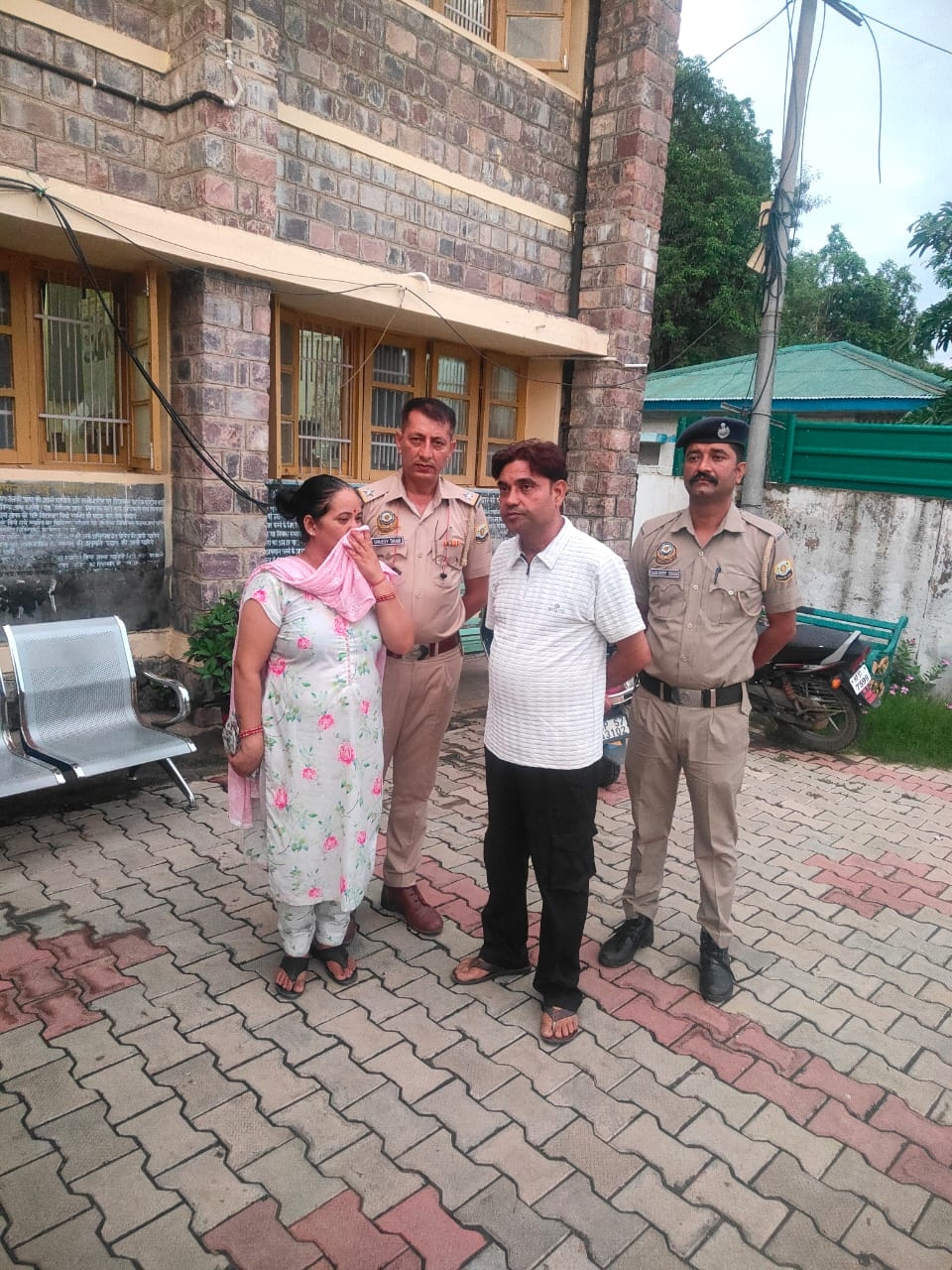 पुलिस द्वारा पकड़े गए आरोपित दंपत्ति।