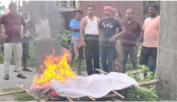 परिवार ने दूसरे धर्म के व्यक्ति से शादी करने पर बेटी को किया अंतिम संस्कार परिवार ने दूसरे धर्म के व्यक्ति से शादी करने पर बेटी को किया अंतिम संस्कार