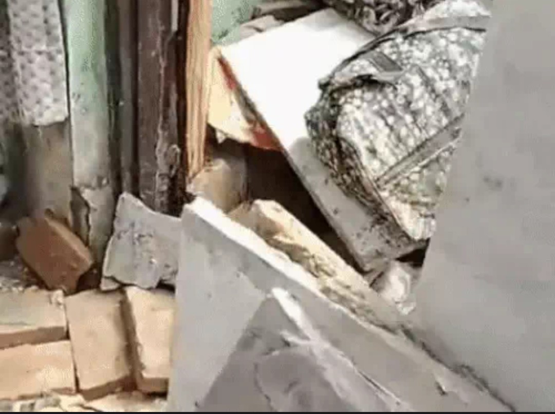 छतगिरने से मलबे में दबा घर का सामान छतगिरने से मलबे में दबा घर का सामान