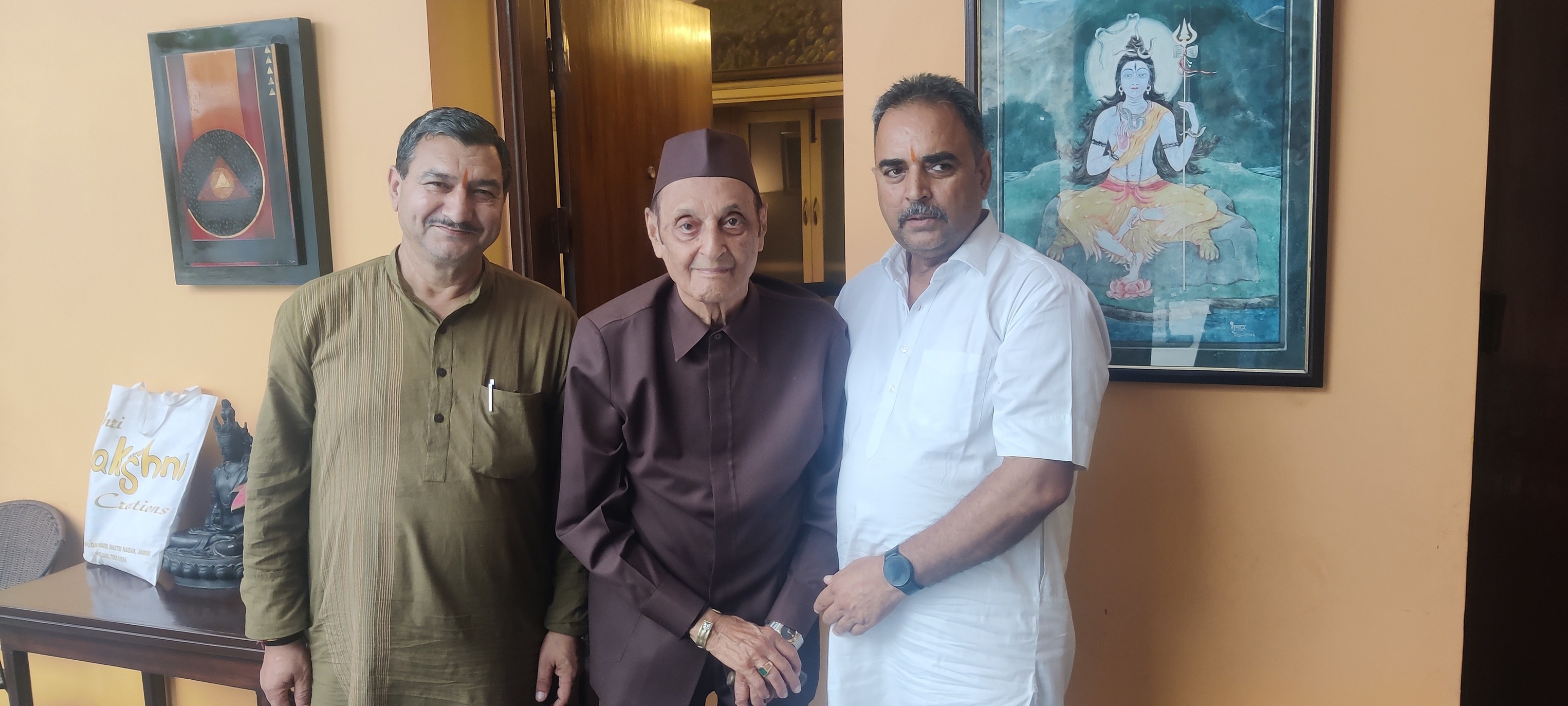 वैष्णो देवी रोपवे मार्ग पर पुनर्विचार की मांग, कटरा प्रतिनिधिमंडल ने डॉ. करण सिंह को सौंपा ज्ञापन वैष्णो देवी रोपवे मार्ग पर पुनर्विचार की मांग, कटरा प्रतिनिधिमंडल ने डॉ. करण सिंह को सौंपा ज्ञापन