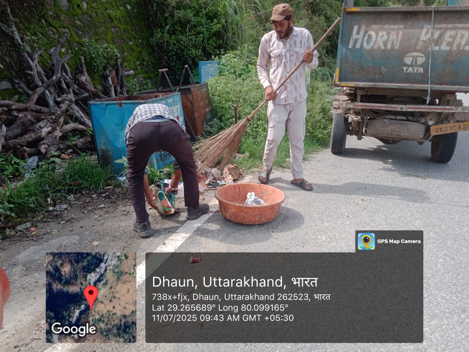 स्वच्छता अभियान चलाते सफाई कर्मी स्वच्छता अभियान चलाते सफाई कर्मी