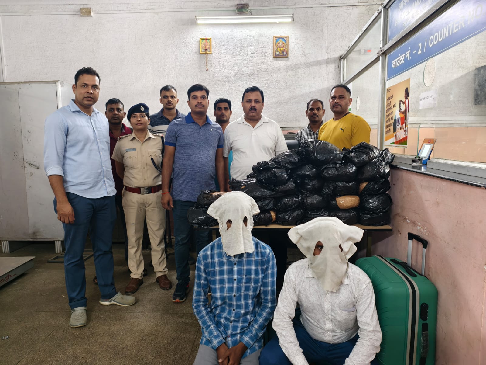 आरोपित और जब्त गांजा के साथ आरपीएफ के पदाधिकारी
