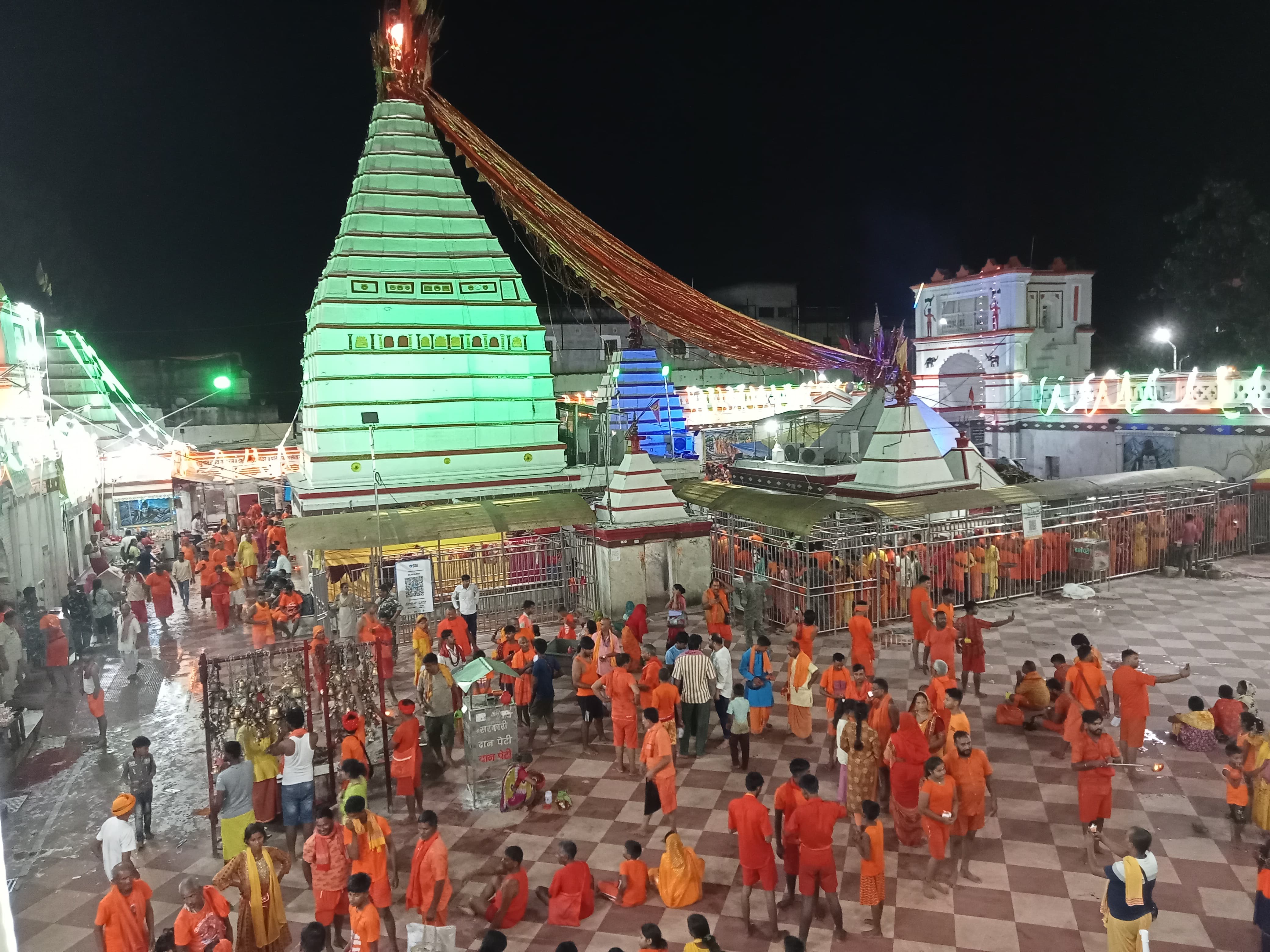 बासुकीनाथ धाम मे ंउमड़ी श्रद्धालुओं की भीड़ एवं निरीक्षण करते उपायुक्त
