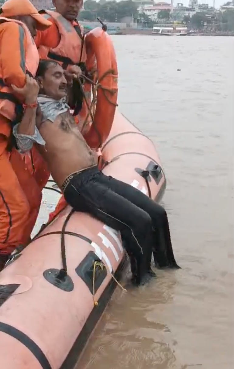 एनडीआरएफ जवानों की तत्परता और बहादुरी से गंगा में डूब रहे युवक की बची जान एनडीआरएफ जवानों की तत्परता और बहादुरी से गंगा में डूब रहे युवक की बची जान