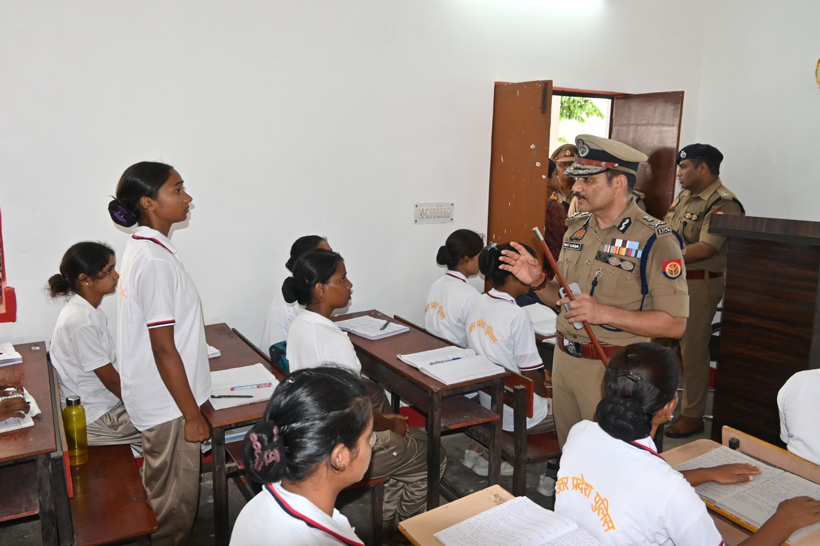 पुलिस कमिश्नर प्रशिक्षु आरक्षियों से संवाद करते हुए पुलिस कमिश्नर प्रशिक्षु आरक्षियों से संवाद करते हुए