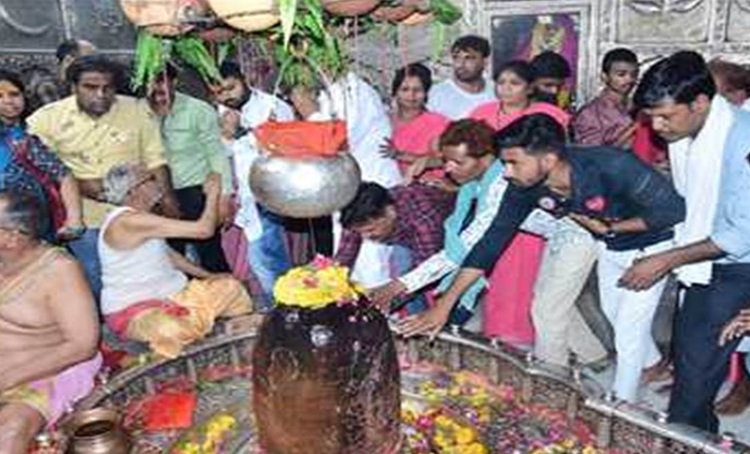यह उज्जैन का विश्व प्रसिद्ध ज्योतिर्लिंग महाकाल मंदिर है। यहां जलाभिषेक का विशेष महत्व है। फोटो-फाइल यह उज्जैन का विश्व प्रसिद्ध ज्योतिर्लिंग महाकाल मंदिर है। यहां जलाभिषेक का विशेष महत्व है। फोटो-फाइल