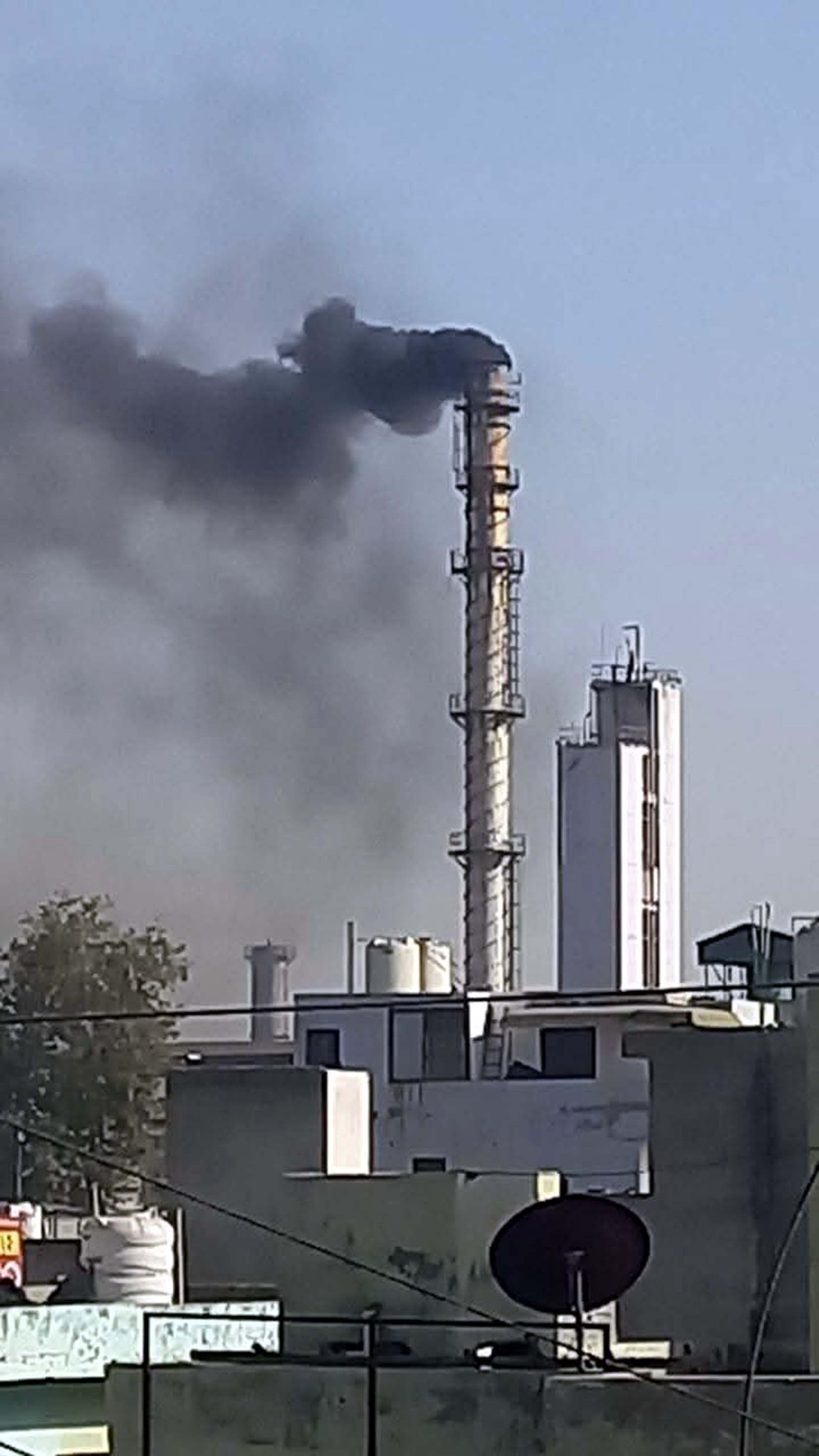 औद्योगिक इकाईयों से निकलता जहरीला धुआं जो शहरवासियों को बीमार बना रहा है। औद्योगिक इकाईयों से निकलता जहरीला धुआं जो शहरवासियों को बीमार बना रहा है।