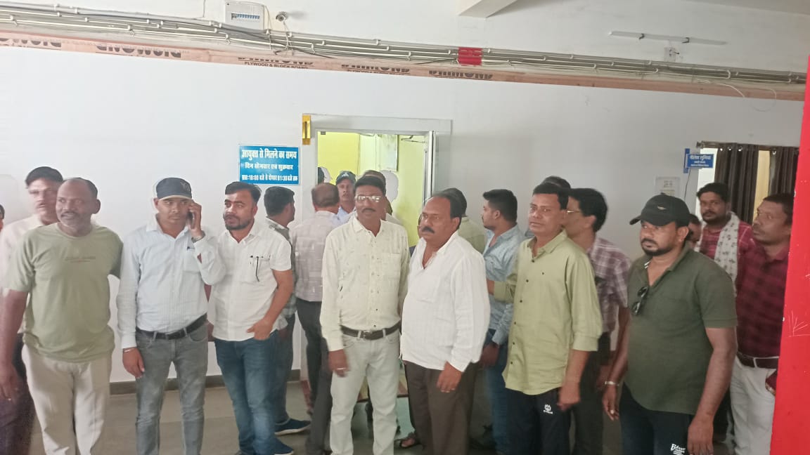 निगम कार्यालय के सामने प्रदर्शन करते हुए नगर निगम कर्मचारी। निगम कार्यालय के सामने प्रदर्शन करते हुए नगर निगम कर्मचारी।