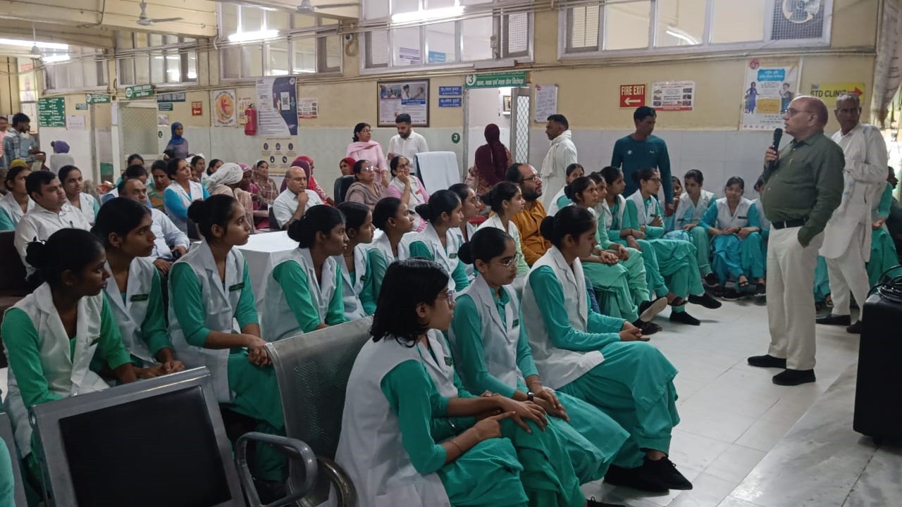नर्सिंग छात्राओं को संबोधित करते सीएमओ डॉ. एमके भादू। नर्सिंग छात्राओं को संबोधित करते सीएमओ डॉ. एमके भादू।
